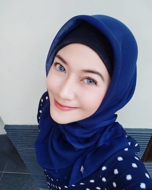 Lagi rame capres yang berubah agama pas nyapres aja. Saya jilbaban pas pengajian aja. Semoga dimaafkan juga.😛🙈🙊How do I look?😊#jilbab #hijab #ootd #blue #clozetteid