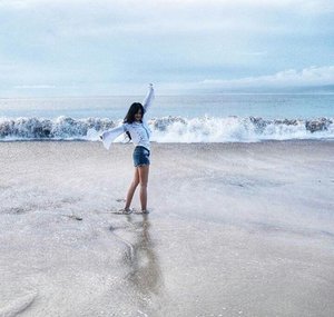 Keep calm, lets just dancing on the beach💃
Santolo beach, Garut #PesonaGarut #PesonaIndonesia 
3,5 jam/88 km dari Garut Kota.
#Garut #beach #Santolobeach #pantaiSantolo #WonderfulIndonesia #dancing #girl #woman #wave #sea #nature #naturelovers #travel #travelling #traveling #traveler #traveller #trip #travelinstyle #clozetteid #clozetteambassador