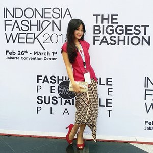 I wear this red cute kebaya by Swans Twenty 'Cantik Indonesia' (Beauty of Indonesia) for Indonesia Fashion Week day 4. The closing #IFW2015#fashionweek #IndonesiaFashionWeek #fashion #fashionista #fashionid #fashiondiaries #ootd #ootdmagazine #ootdindo #red #kain #cantik #beautiful #batik #kebaya #Indonesia #lifestyle #swanstwenty #aboutalook #lookbookindonesia #beritafashion #formaldaily #clozetteambassador #clozetteid @clozetteid