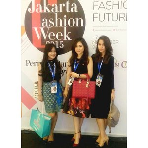 With fellows fashion journalists, Steph & Nisa <3
@ Jakarta Fashion Week #JFW2015 
#ootd #clozetteID @clozetteID #fashionweek #songket #skirt #black