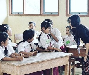 TERIMA KASIH, MAAF, PERMISI. Percuma pandai ilmu kalau tidak belajar ketiganya. Percuma cerdas, kalau tidak pernah bersyukur, tidak pernah menyesali salah, tidak sopan, tidak empati.
.
Selamat #HariPendidikanNasional 📚🙏 Sudah banyak kata-kata dan harapan dari di postingan teman-teman yang lain, jadi saya cuman menambahkan yang dasar untuk diajarkan.
.
Menori dari ngajar di SDN 8 Filial Tianyar, Bali 🖤
#Karangasem #Bali #pendidikan #teacher #teaching #student #school #kids #children #education #creativity #volunteer #lifestyle #clozetteid #clozetteambassador