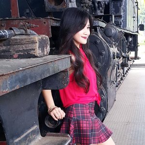 Contrast!
#vintage #train #modern #red #outfit #ootd #ootdmagazine #tartanskirt #fashion #fashionid #fashiondiaries #photoshoot #aboutalook #clozetteambassador #clozetteid @clozetteid