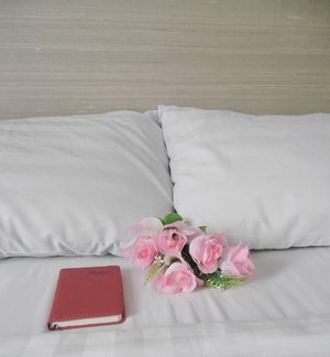 Today I don't feel like doing anything~
I just wanna lay in my bed🎶
#bed #song #flower #book #notebook #life #lifestyle #pillow #bedsheet #clozetteid