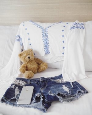 Weekender🙆💃
#ootd #sotd #style #fashion #blue #white #shortjeans #jeans #denim #shirt #bellsleevetop #teddybear #gadget #iphone #apple #lifestyle #clozetteid