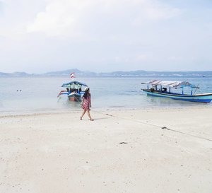 Walk on the beach..as if you own it! 😎
#beach #walk #sand #beachsand #whitesand #pasirputih #pantaimutun #lampung #explorelampung #wonderfulIndonesia #PesonaIndonesia #vacation #boat #sea #nature #naturelovers #travel #traveler #traveling #clozetteid