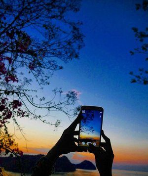 I miss the view 😍 #travel 
#LabuanBajo #WonderfulIndonesia #pesonaIndonesia #naturelovers #sunset #twilight #traveler #traveller #traveling #travelling #nature #gadget #silhouette #lifestyle #clozetteambassador #clozetteID @clozetteid