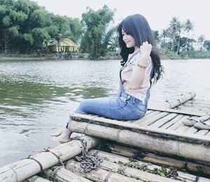 Try to find inspiration on the raft @ Cangkuang lake, Garut 😉😄 #PesonaGarut #PesonaIndonesia 
Beautiful view here at Cangkuang lake. You can see Guntur mountain too!
Ke Candi Cangkuang harus nyeberangin Situ Cangkuang, naik rakit cantik. Nah, suasana di Situ-nya enak buat cari inspirasi or sekedar main air 💦😉 #SituCangkuang #lake #Garut #Indonesia #WonderfulIndonesia #CandiCangkuang #rakit #raft #lifestyle #travel #traveler #traveller #traveling #travelling #trip #tourism #nature #naturelovers #mountain #view #gunungguntur #ootd #sotd #overall #jumpsuit #travelinstyle #clozetteid