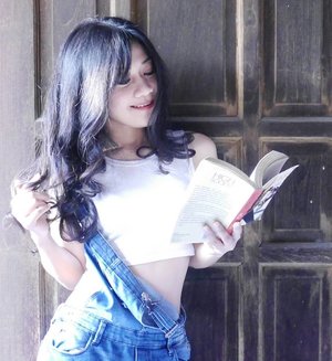 High Society...is the title~
#highsociety #woman #book #novel #read #reading #buku #she #hips #weirst #girl #lady #beauty #hairoftheday #ootd #whitetop #croptop #sexy #jumpsuit #overalls #denim #jeans #curly #beauty  #lifestyle #photooftheday #pictureoftheday #clozetteambassador #clozetteid