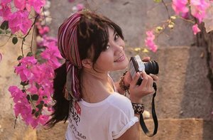 Life is like a camera 📷Click, continue, smile ☺ 📷by @griskagunara😘👍#smile #girl #camera #Flores #WonderfulIndonesia #PesonaIndonesia #scarf #hair #bandana #hairoftheday #flower #bougenville #pink #photography #shirt #whiteshirt #ootd #faceoftheday #traveller #traveling #travel #clozetteambassador #clozetteID @clozetteid