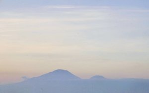 What a breathaking view 😍
#sunset #badung #badungbali #silhouette #mountains #mount #Bali #PesonaIndonesia #wonderfulIndonesia #exploreBali #sky #skyporn #nature #naturelovers #travel #traveling #traveler #photography #photooftheday #pictureoftheday #lifestyle #clozetteid