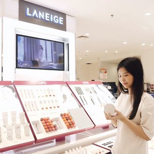 Congratulations @laneigeid for opening G5 counter @sogo_ind @tunjungan_plaza 🎉
.
Thank you @haniprmt for inviting!
See you when I see you 🙋🏼
#laneigeid #laneige #sparklingbeauty #boxynotes