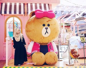Stopping by “-Choco House-“ 💖🐻🎀 #LineFriends #LineStore — Anyway did you notice that all of us (Zeno, Zayden, and I looked to the left in these Line Store Visit Pics? lol. check my IG Pink Feed for their pics with Many Sally’s & A Huge Brown 🐤🐻