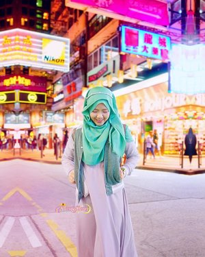 The busy city light is also HK’s captivating element, to me. I often saw them while thinking about how they could make beautiful bokeh effect behind people. Sure, I especially like corners / streets with pink or pinkish lights, hehe. #SherryFindsPink