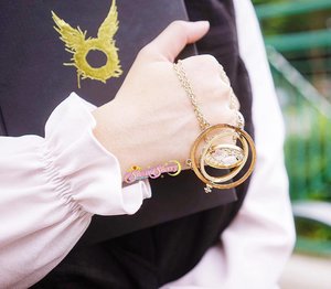 I had a nice "Time Turner" Travel ✨[Thanks @PotterFreakShop , this is beautiful!] ! 🔥✨🔥✨ .For more photos of this beauty, visit 🍒 www.sheemasherry.com 🍒...#timeturner #harrypotter #hogwarts