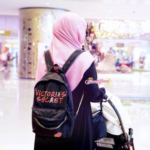 Thanking my darling @sorayaebhy so much for this lovely surprise, Victoria’s Secret “diaper” (?) backpack 😻❤️💋 , Alhamdulillah!!! I think she’s really living by rosulullah shallaallaahu ‘alaihi wa sallam’s hadist : .🌸 تَهَادَوْا تَحَابُّوا 🌸. : “Exchange Gifts as that will lead to increasing your love for one another” (Bukhari, sanad hasan)..And it’s so true as it makes me love her even more aside from her already amazing personality 😆🤗🌸 I should learn more from her in following rasulullah shallallaahu alaihi wasallam’s example like this 🤗❤️..[reposting this for rearranging my pink feed] 💖