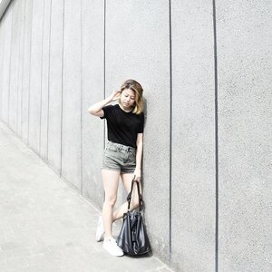 the casual dressing • 
back to short hair finally! got my haircut done nicely by @dadan_jordan from @irwanteamhairdesign 💇 thankyou @clozetteid and @irwanteamhairdesign for having me. for more close up result and review kindly click the link on my bio or here bit.ly/IT-REVIEW 
#clozetteid