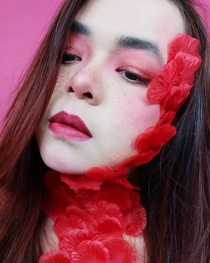 Gak bisa pilih pose, post semuanya aja deh 😂Lebih suka aku post makeup biasa apa yg model begini? 🤔#clozetteid #makeuplooks #makeupart #rosepetals #makeuptutorial #bunnyneedsmakeup #beautybloggerindonesia