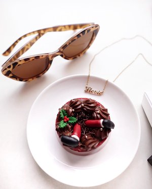Take a bite of hope every time fear walks in, a piece of joy when anxiety kicks in, Lastly, walk away with hope and faith ! â�¤ï¸�â�¤ï¸�â�¤ï¸� wishing everyone a great day and Christmas eve with your loved ones. .......#clozetteid #cake #sweettooth #flatlay #shotbystevie #joy #christmas