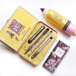 Yellow overload!! 🤩🤩🤩@benefitindonesia brow kit is by far my favorite brow kit although drawing brow isn’t in my everyday makeup routine due to my naturally thick brows but if I do @benefitcosmetics brow kit is my definitely go to ❤️ I’m recently also falling in love with their boi-ing correct & perfect concealer palette 😍
.
.
. .
#flatlay #benefitcosmetics #benefitcosmeticsindonesia #boiingconcealer #shotbystevie #beauty #clozetteid #browmaster