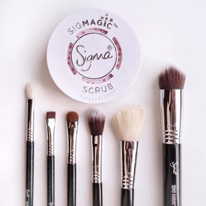 Just cleansed my brushes with this #sigmagicscrub by @sigmabeauty ❤️❤️❤️ this Sigmagic scrub is totally a game changer for brush cleansing. it surprises me how easy and quick it is to cleanse my brushes even my thick and 3DHD Kabuki brush. More on the cleansing process on a new video soon.. .
.
.
.
#shotbystevie #collabwithstevie  #sigma #sigmabeauty #beauty #flatlay #brushes #sigmabrushes #sonyforher #ggrep #clozetteid