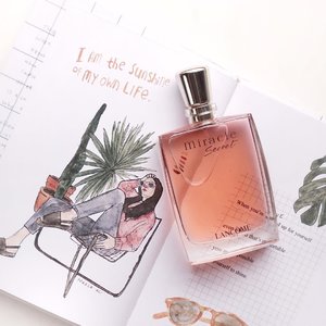I am the sunshine of my own life. ☀️ here’s my favorite everyday scent by @lancome . #lancomeid .
.
.
.
.
.
.
#exploretocreate #clozetteid #shotbystevie #flatlay #beauty #parfume