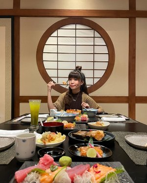 Finally had the chance to try out this #AYCE at @nonamarestaurant @lemeridienjkt !! Enjoy all the fresh sushi and sashimi only for 150k nett on weekdays 🥰🍣 I would suggest you to make a reservation prior to your visit. We booked their tatami room for a more secure and private dining experience. ..🍣 Sushi freshness 💯 cause apparently their fishes are freshly flown fish from Toyosu Fish Market 🎌 FREE FLOW Sashimi = simply my source of happiness ...Every weekend you can enjoy weekly specials menu 🥰 like grilled salmon belly and hamachi kama 💯 Weekend PROMO get a pay 1 for 2 for 450k ++ ...#LeMeridienJakarta#itsNONAMAtime #stevieculinaryjournal #sushi #yummy #clozetteid #explorejakarta #exploretocreate #love #style