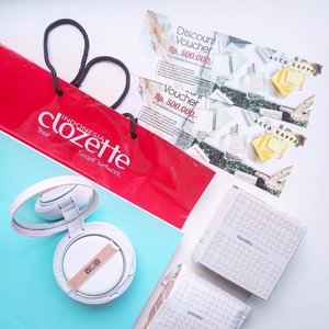 This package arrived safe and sound at my doorstep yesterday. I love opening packages ! It's my kind of mood booster🤗 Thanks @ClozetteID for sending them over can't wait to try out the @vovmakeupid maxmini cushion and some new products from @accakappa_id ❤️...#ootdmagazine #styleblogger  #clozetteid  #makeup #indofashionpeople #white #korea #vscocam #fashionblogger #beauty #personalstyle #beautyblogger #fashionpeople #fblogger #blogger #패션모델 #블로거 #스트리트스타일 #스트리트패션 #스트릿패션 #스트릿룩 #스트릿스타일 #패션블로거 #style #flatlay #clozette #makeupjunkie