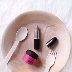 What’s on my 🍽 enjoying this new lip scrub from #maccosmeticsid ❤️❤️❤️ been looking for a new lip scrub and I’m happy to find this because it has very fine scrub that gently exfoliate my lips 👄 making them feeling soft and smooth after application . .....#style #shotbystevie #wakeupandmakeup #lips #beauty #clozetteid #maccosmetics