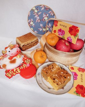 Reminiscing the taste of the good old days with my grandma’s baking every Lunar New Year , craving satisfied with nastar and kue lapis by @ny.djuniati_cakery ❤️ ...#cake #foodie #cny2021 #stevieculinaryjournal #exploretocreate #flatlay #shotbystevie #clozetteid