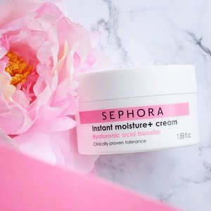 Welcoming another moisturizing cream in the club 🌸 this face moisturizer is one of the best seller in @sephoraidn  and after trying it out for a couple weeks now, I can totally relate why its so.. it makes my skin feels smoother and look more radiant while hydrating and moisturizing my skin without leaving any greasy feeling. Definitely one of your go-to moisturizer if you're in a hunt for a simple and fuss free moisturizing cream.  This moisturizer is also non comedogenic and suitable for all skin types, even sensitive skin! It also helps to enhance hyaluronic acid production in our skin with the hyaluronic booster composition in it which will help to retain moisture  and hydrate our skin. #sephoraidnbeautyinfluencer #Sephoraid @pwaindonesia #review ..-Get yours at @sephoraidn ✨ ....................... #styleblogger #beauty #flatlay  #beautyblogger #fashionpeople #fblogger #blogger #패션모델 #블로거 #스트리트스타일 #스트리트패션 #스트릿패션 #스트릿룩 #스트릿스타일 #패션블로거 #bestoftoday #style #skin #l4l #moisturizer #skincare  #makeup #bblogger  #clozetteid