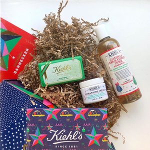 Haven’t moved on from the festive holiday season. Here’s a PR package I received from @kiehlsid for their last limited edition holiday special ft. @bannecker , special thanks to the Kiehls team @rahadianms 🤗happy holidays & happy new year. If you’re lucky you might still find them available in store. I’m currently loving their calendula toner ❤️ it’s very gentle and soothing for my sensitive skin........#clozetteid #exploretocreate #wakeupandmakeup #beauty #style #collabwithstevie #shotbystevie #flatlay #kiehls #kiehlsid