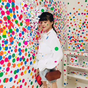 Still from @yayoikusamas Life is The Heart of a Rainbow 🌈 this is by far my favorite installation of them all: The Obliteration Room 💕 one can never feel unhappy here everything is so colourful that you suddenly feel the rush on joy !! .
.
-
Wrote my little experience to @museummacan on the blog. Head over for a some tips you better know before visiting 😉 .
.
.
.
.
#ggrep #art #yayoikusama #clozetteid #style #colourful #dots #braids