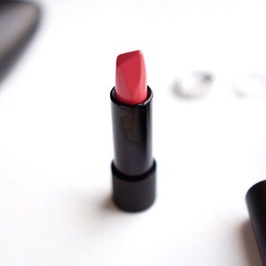 Every lady needs a red lipstick 😘💄 .
.
.
.
#flatlay #clozetteid #tampilcantik #moonshot #beauty #shotbystevie