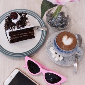 If trying your best just isn’t enough for everyone its okay! Chill and cake away 😋 .
.
.
.
#clozetteid #ggrep #cake #shotbystevie #sweettooth #flatlay