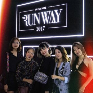 Last one from tonight's @tresemmeid #TresemmeRunway ! Here's my #tresemmesquad ❤️ congrats to all the winners🤗meet the three New Digital Face 2017 on my IG stories ✨ #RunwayReadyHair
#cottoninkxtresemme