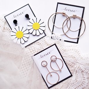 Aren’t they cute? Totally can’t wait to style them !! 🌼 statement earrings are a thing today and they really help to complete your whole look ! They help draw a point to your whole look if you’re wearing something simple. Try styling with statement pieces and see the difference ✨#steviewears #collabwithstevie #stylingtips............. #styleblogger #lifestyleblogger #fashionpeople #fblogger #패션모델 #블로거 #스트리트패션 #스트릿패션 #스트릿룩 #스트릿스타일 #패션블로거 #bestoftoday #style #clozetteid #beautyenthusiast #statementearrings #shotbystevie #flatlay