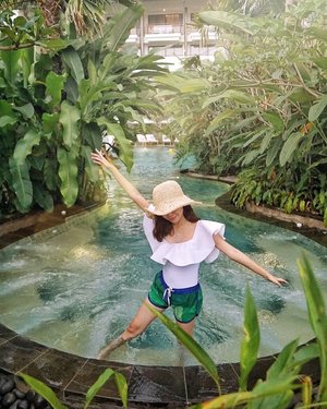 Taking you back to this lagoon kind of pool at @pullmanciawivimalahills 🥰❤️🍃 This newly opened resort& hotel complex at @vimala_hills has everything you need to relax and calm your body, mind and soul. Not to mention they also have four pools each with its own distinctive features🤩 // 📸 @priscaangelina .
.
.
.
#exploretocreate #holiday #staycation #clozetteid #steviewears #collabwithstevie #love #whimsical #style