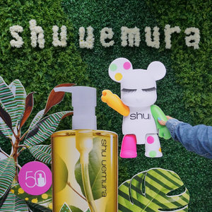 Earlier today attending the celebration of @shuuemura #Shuuemuraid #Cleansingoils #50yearsofmagic 💕 A lovely colourful evening and thank you for the goodies @anggarahman !! .
.
.
To be honest I do avoid any kind of oil for my skin, but after seeing how this cleansing oil works and how magical it cleanse of makeup I really can't wait to try it. Fingercrossed* hopefully this oil cleanser won't break me out 😅🎉 #skincare .
.
.
-
Check out how easily and magical this oil cleanse off makeup on my insta stories ❤️❤️❤️