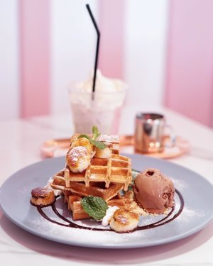 If I could choose banana and chocolate aren’t my favorite but there are days when I crave for both... so here I present you a chocolate banana waffle ❤️❤️❤️ can you guess what is my favorite ice cream flavor? 😋.........#foodie #shotbystevie #pink #clozetteid #drink #stevieculinaryjournal #style #yummy #dessert #waffles #chocolate #jktgo #ggrep
