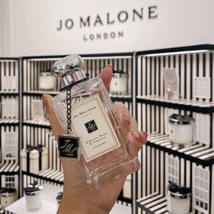 Everyone’s favorite @jomalonelondon scent ! English Pear and Freesia 🌸 no wonder it’s their best selling, since it even managed to appeal to non perfume lover just like myself. ..-Check out their new boutique at PIM 1 just beside Metro to even get free customized gift boxes 🎁 you can even get free bottle charm like this ! ...#jomalone #jomaloneindonesia #jomaloneid #style #exploretocreate #shotbystevie #clozetteid #minimalist
