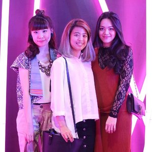 #Throwback picture to the busiest week in October with the girls ❤️😊 #jfw2017 .
-
If you haven't checked out my personal blog, kindly check it out new posts are up ✨😉 www.stevie-wong.blogspot.com and you can also check out my JFW show report here: http://bit.ly/2feZxr2 ✨😉
.
.
#ootd #styleblogger #clozetteid  #indofashionpeople #whatiwore #vscocam #fashionblogger #beauty #beautyblogger #fashionpeople #fblogger #blogger #패션모델 #블로거 #스트리트스타일 #스트리트패션 #스트릿패션 #스트릿룩 #스트릿스타일 #패션블로거 #style #l4l #batik