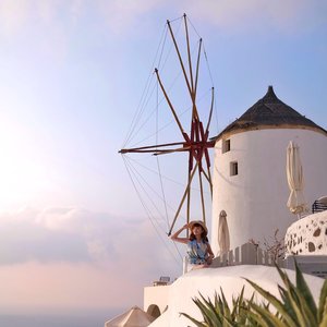 Take me back to the serene and peaceful days at Oia !! ❤️ looking at the marvelous painting by the divine creator is always so soothing even to the most weary soul :) ............ ........@heavenlyblushyogurt @heavenlyblushgreek #heavenlyblushgreeksecret #greeksecretadventure #greeksecretStevie #style #clozetteid #lifestyle #travel #clozetteid #shotbystevie