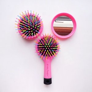 What image do you see? .
-
Rainbow 🌈 volume S brush Set !! They’re currently one of the most “it brush” in Korea and many K celebrities have used it to help them create a voluminous and glamorous hair. If buying set is too much for you, you can get them separately (they come in large, medium and compact size) Head over to my @charis_official ⬆️⬆️⬆️ I offer special prices for this hot selling brushes in🇰🇷 .
.
.
.
.
.
.
 #charis #charisceleb #hicharis #collabwithstevie #brush #korea #beauty #kbeauty #flatlay #clozetteid
