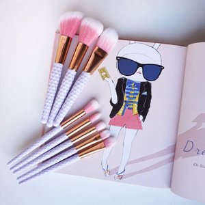 Be chic and Unique 😍 let all eyes stare at you! Adorable Brushes by @d.n.k_beauty 💕#endorsement #ad #flatlay #pink