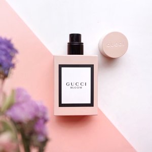 Welcoming a new scent! I totally love the packaging 😍 it has a modern, yet classy floral scent 🌸 .
.
.
#flatlay #parfume #gucci #bloggermafia #shotbystevie
