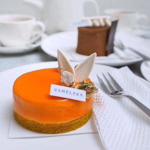 Cheers to weekend with something sweet 😋 // spotted carrot cake and tiramisu by @namelaka.id not a fan of 🥕but this is irresistible 😜 #stevieculinaryjournal .
.
.
.
.
.
.
.
.
.
.
.
.
.
.
.
. 
#styleblogger #vscocam #beauty #ulzzang #fashionpeople #blogger #패션모델 #블로거 #스트리트스타일 #스트리트패션 #스트릿패션 #스트릿룩 #스트릿스타일 #패션블로거 #bestoftoday #style #jktgo #bblogger #clozetteid #sweettooth #dessert #yummy #foodie #cafehopping #ggrep