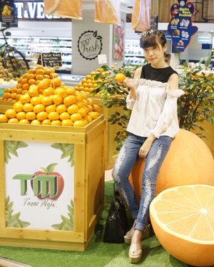 In the orange land 🍊🍊🍊..Earlier at the launching of Kino Orange at @transmartindonesia ! They’re currently having a promotion from Rp.3200 to Rp.1790 / gr. for this month only. [#AD] #kinopakistan #kinopakistanorange  #ootd #steviewears #collabwithstevie #fruits #yummy