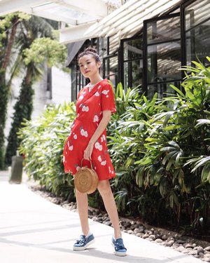 “I just feel like I'm the luckiest person in the world being able to do what I love and be able to do it all day every day if I like, you know, I mean it's great, I love it.” - Faith Ringgold
.
.
.
-
.
#steviewears  #deets: ..
-Dress @onycha.id . My red foral dress makes me feel so poise ❤️ totally loving flower pattern on it. // Shoes @symbolize_shoes // Bag @lokatan.co .
.
.
.
.
-
My #giveaway ft. @lokatan.co is still 🔛 don’t miss out your chance to win a brand new rattan bag. Check out my previous posts below to join !!! .
.
.
.
.
.
. .
.
#셀스타그램 #팔로우 #오오티디 #패션 #데일리 #일상 #데일리 #whatiwore #tampilcantik #style #lookbook #ootd #ootdmagazine #ggrep #exploretocreate #stylehaulfam #collabwithstevie #clozetteid #lookbookindonesia #ootdcentralflowerextravaganza