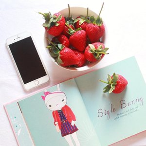 Strawberry love❤️ ..-Btw updated my blogs with several new articles kindly check them out 🤗 direct link on my bio ....#shotbystevie #flatlay #strawberry #stevieculinaryjournal #sonyforher