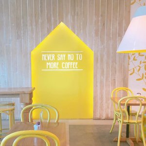 Killed sometime at the airport at this cute yellow store💕 Don't forget to check out my @whatwelikeco blog and steviiewong.com for my latest beauty & style posts! Will update some more today~ .
.
.
.
.
.
.
.
.
.
.
.
.
.
. 
#styleblogger #vscocam #beauty #cafe #beautyblogger #fashionpeople #fblogger #blogger #패션모델 #블로거 #스트리트스타일 #스트리트패션 #스트릿패션 #스트릿룩 #스트릿스타일 #패션블로거 #bestoftoday #style #l4l #ggrep #livefolk #lifestyle #bblogger #clozetteid #interiordesign #yellow #bali #balibible